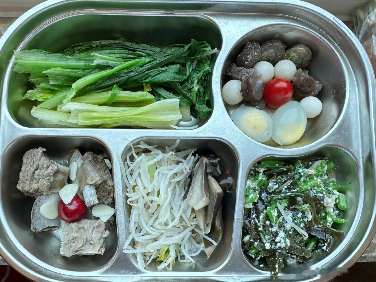 关晓彤问数数我今天吃了多少种菜关晓彤说好好享受一蔬一菜一餐一食关晓彤的“我的轻食