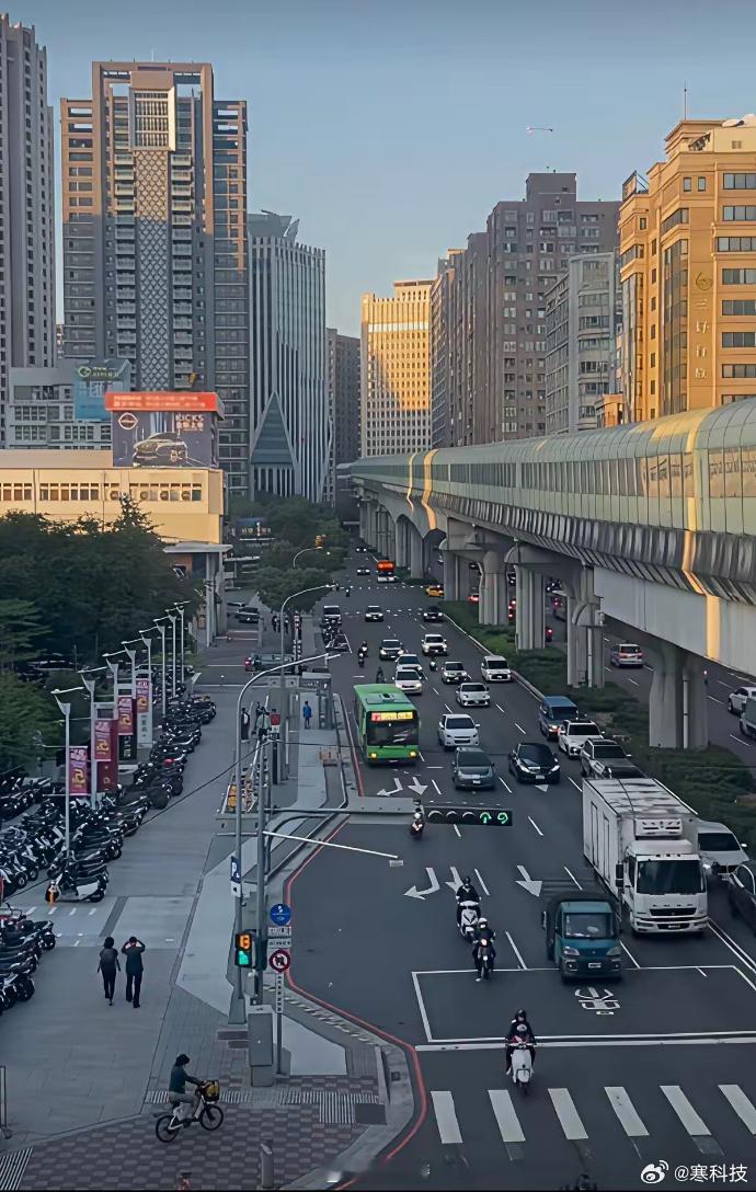 大家早上好！有人挂出台中市这个街景，问相当于我们几线城市？繁华街道但路上车没几辆