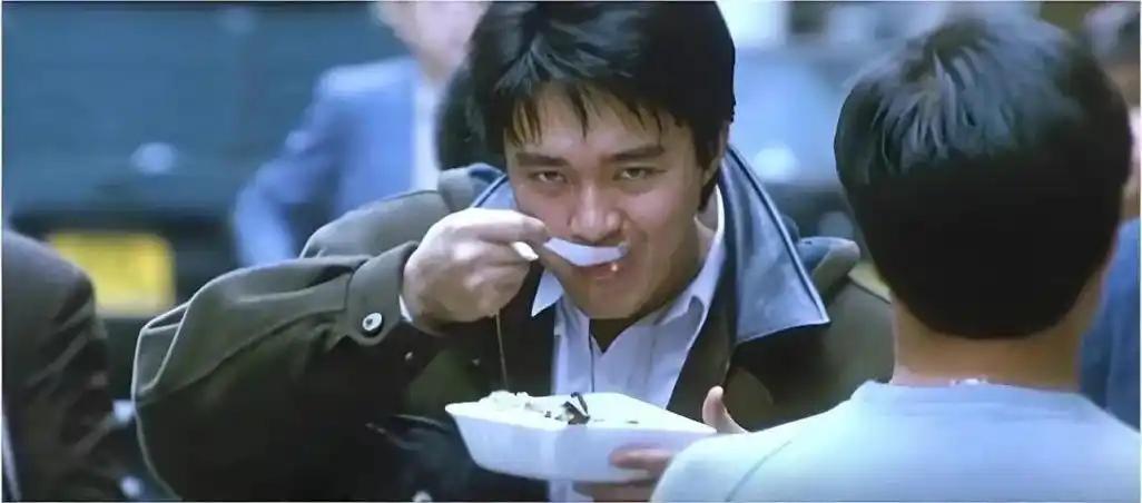 港片中的大佬为什么都爱扒盒饭，香港盒饭真有那么好吃吗？

《无间道》里，曾志伟演