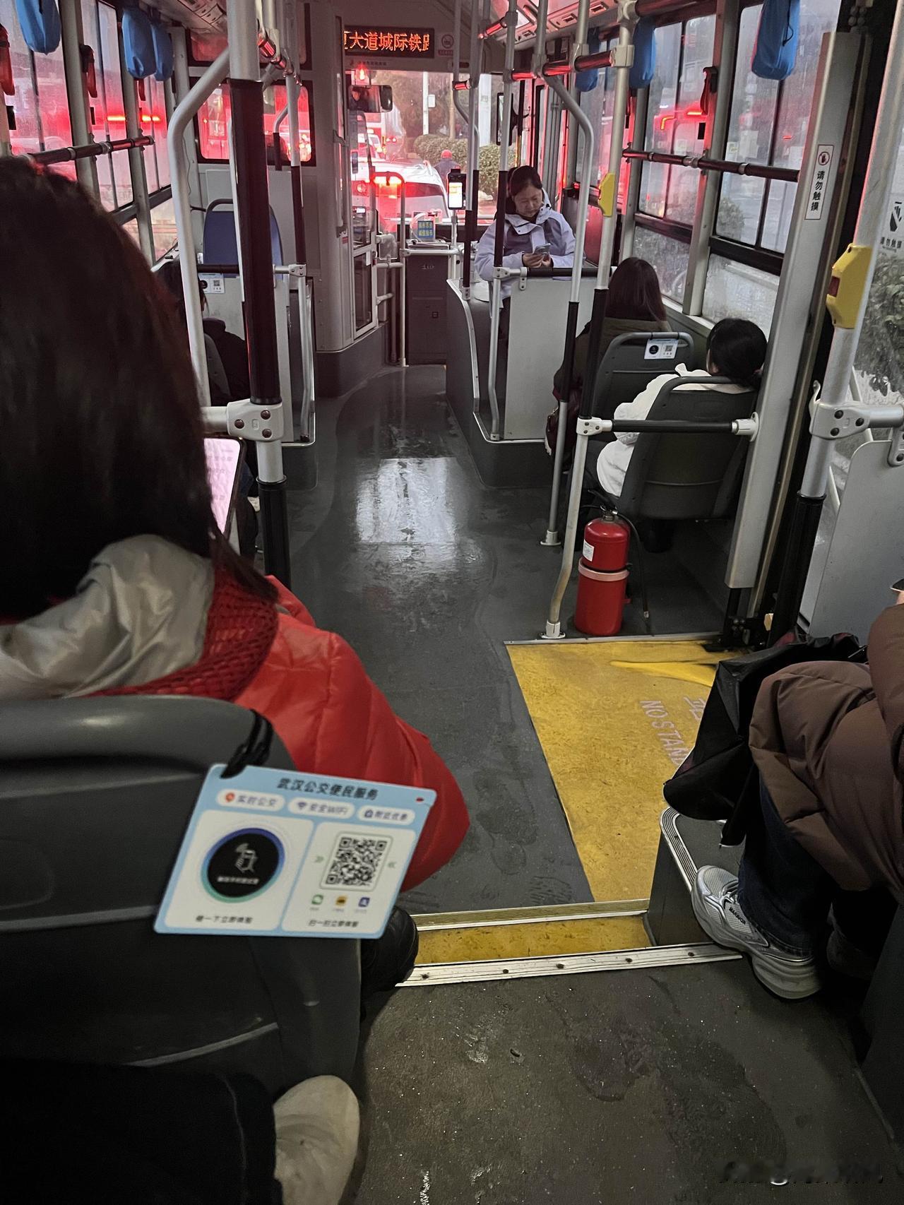 还没正式开工，武汉公交上的人是真少！

往日挤到没地儿站的车厢，今天居然能轻松找
