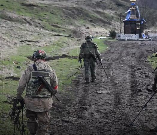 【八名俄罗斯军人在敌后潜伏数月并成功脱险】
2月13日，据军事记者亚历山大·斯拉