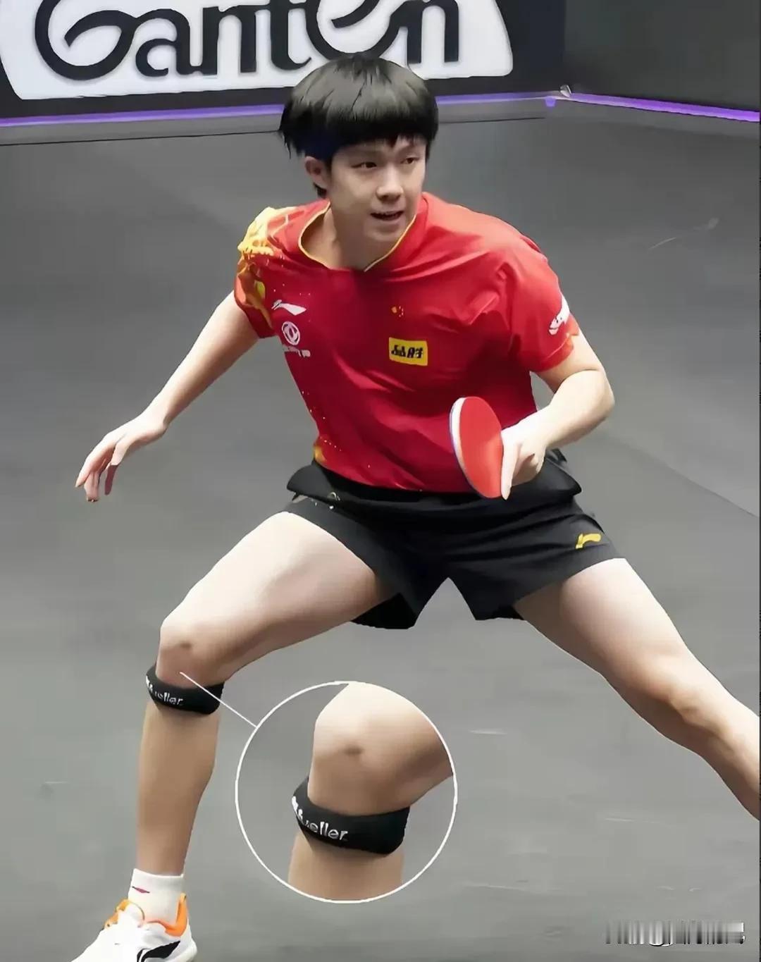 每次大头踏上赛场，髌骨带成了他腿上的忠实伙伴，这背后藏着一段关于青春与坚持的故事