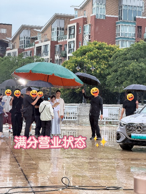 出门散步，没想到路上偶遇奔驰新品宣传片拍摄现场✨一直心心念念想去试驾新出的GLC
