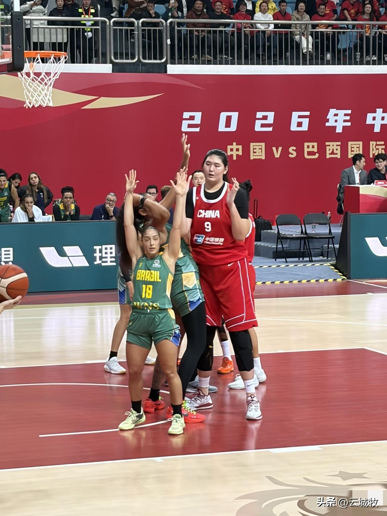 从昨晚中国女篮对阵巴西女篮的热身赛可以看出，张子宇在场上的作用明显要大于大宝贝刘