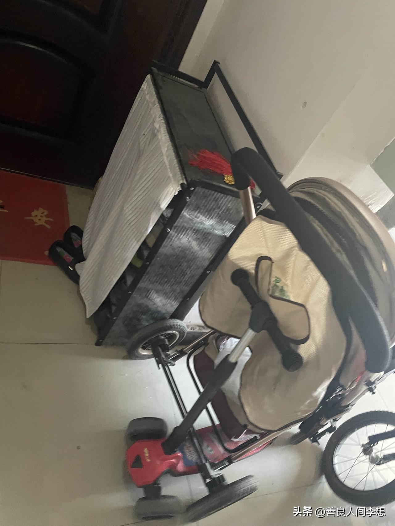 遇见这样的邻居真的很烦人，每天开门就是一堆乱七八糟的东西堆在门口。

以前是把垃