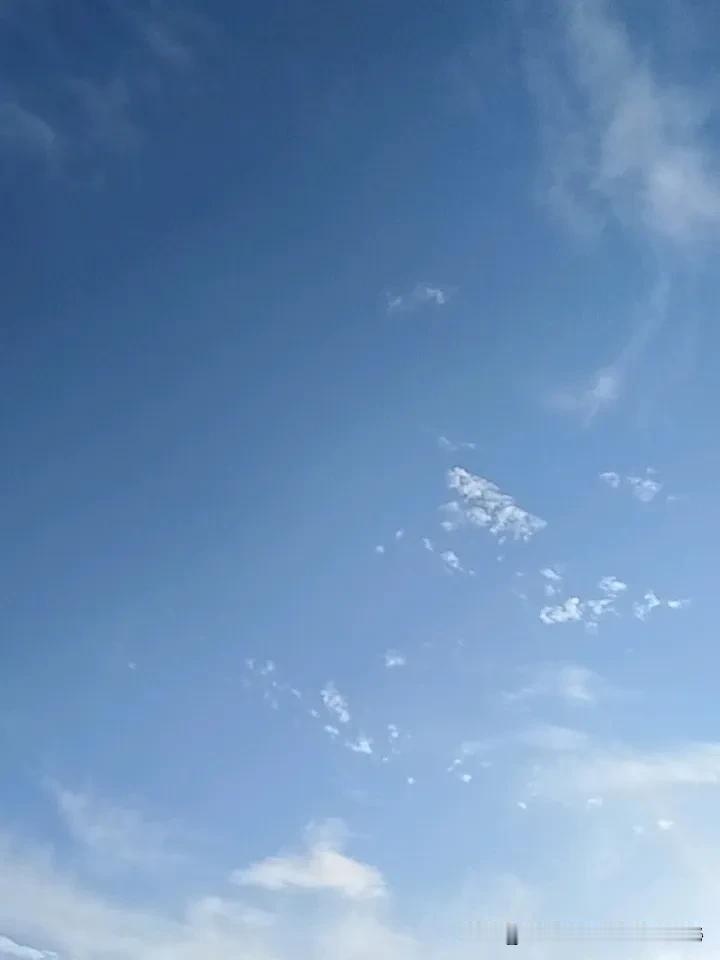 早安呀，当我拉开窗帘的瞬间，整个人都被窗外的景色撞进了温柔的梦里。今天的天是最清