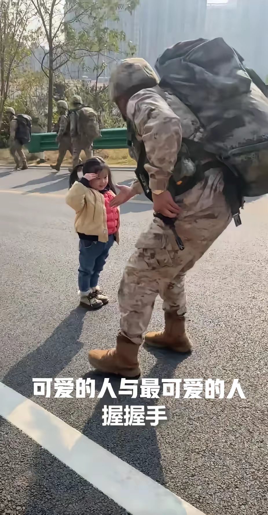 只有中国人才懂这种感觉！江西南昌，兵哥哥拉练返回途中偶遇站在路旁敬礼的小女孩，暖