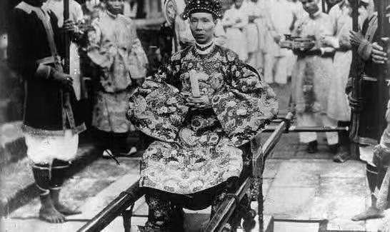 有历史大神甄别得出这两位是谁不？温馨提示，不是“唱大戏”的，而是他国末代皇帝及皇