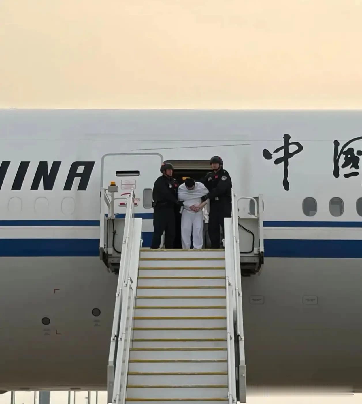 终于押回来了！境外绑杀中国公民的恶魔刘某文，落地北京瞬间曝光

大快人心！

就