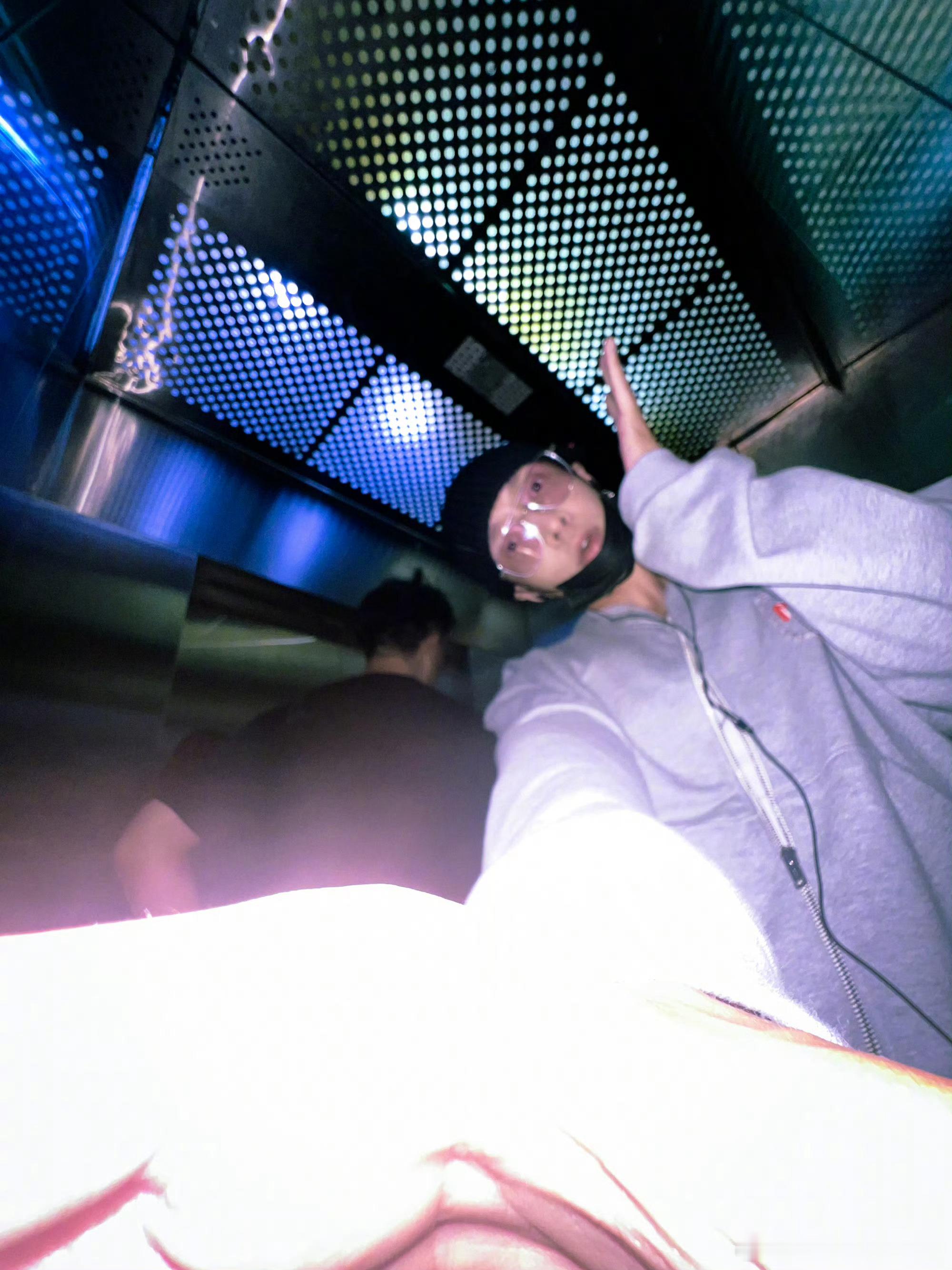 虽然但是哥你这个角度是有点蜜汁好玩的哈哈哈哈，太搞笑了[笑cry][笑cry][