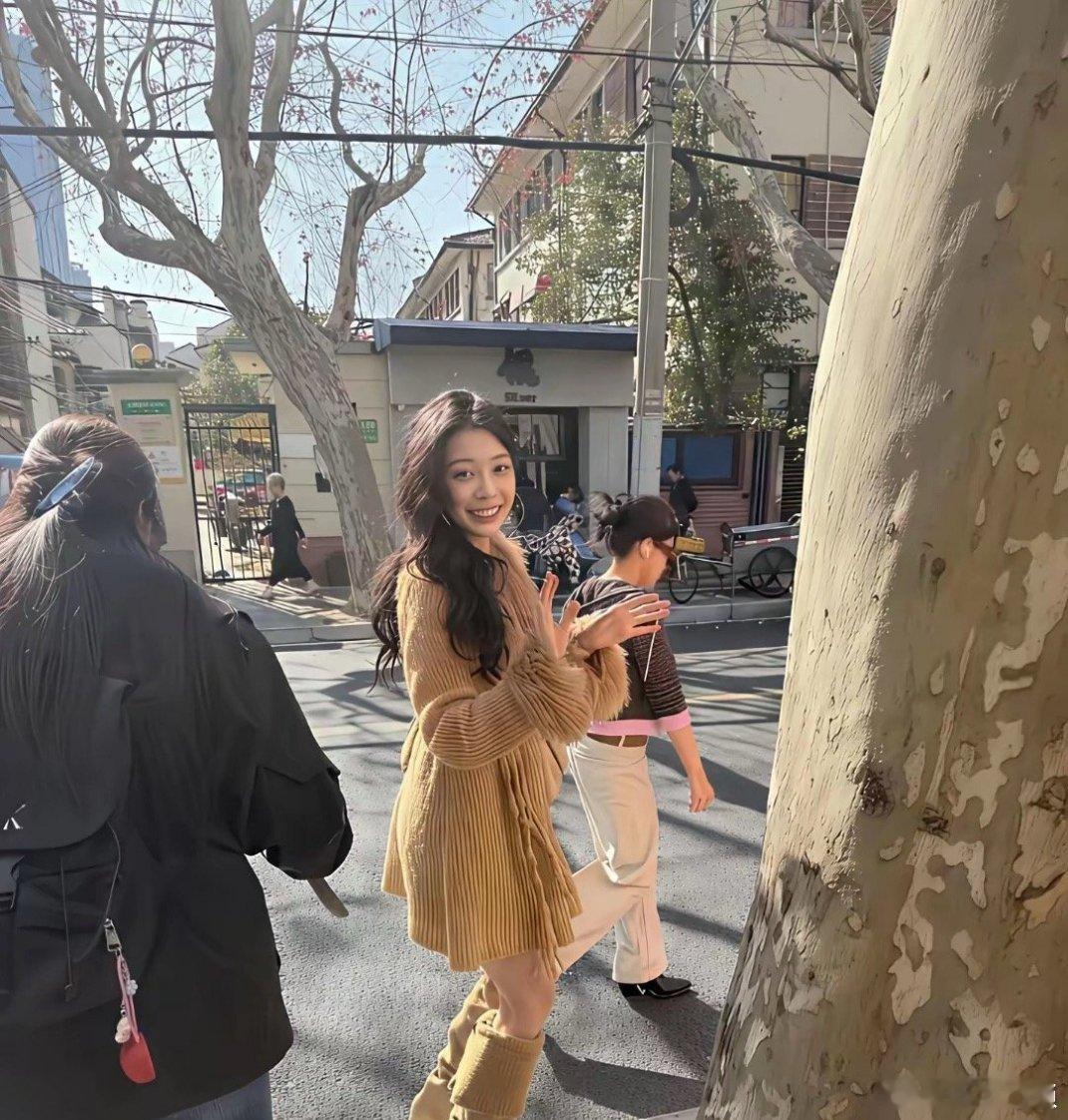 老天呐，差点没认出来，真人比电视上漂亮一百倍！ 
