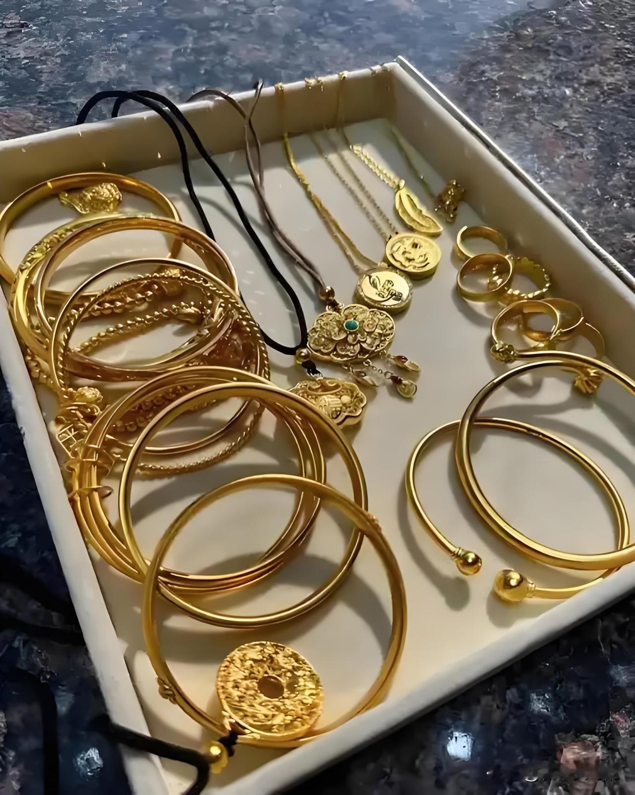 黄金多交13%税，钱瞬间变稀薄了。
也先不要着急，看清楚政策再说
这次政策针对投