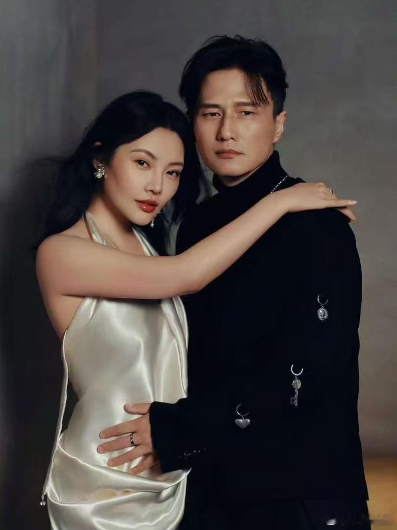 徐冬冬把尹子维锁门外了 别人秀恩爱是浪漫，他俩秀恩爱是锁门外加在线喊话，画风清奇