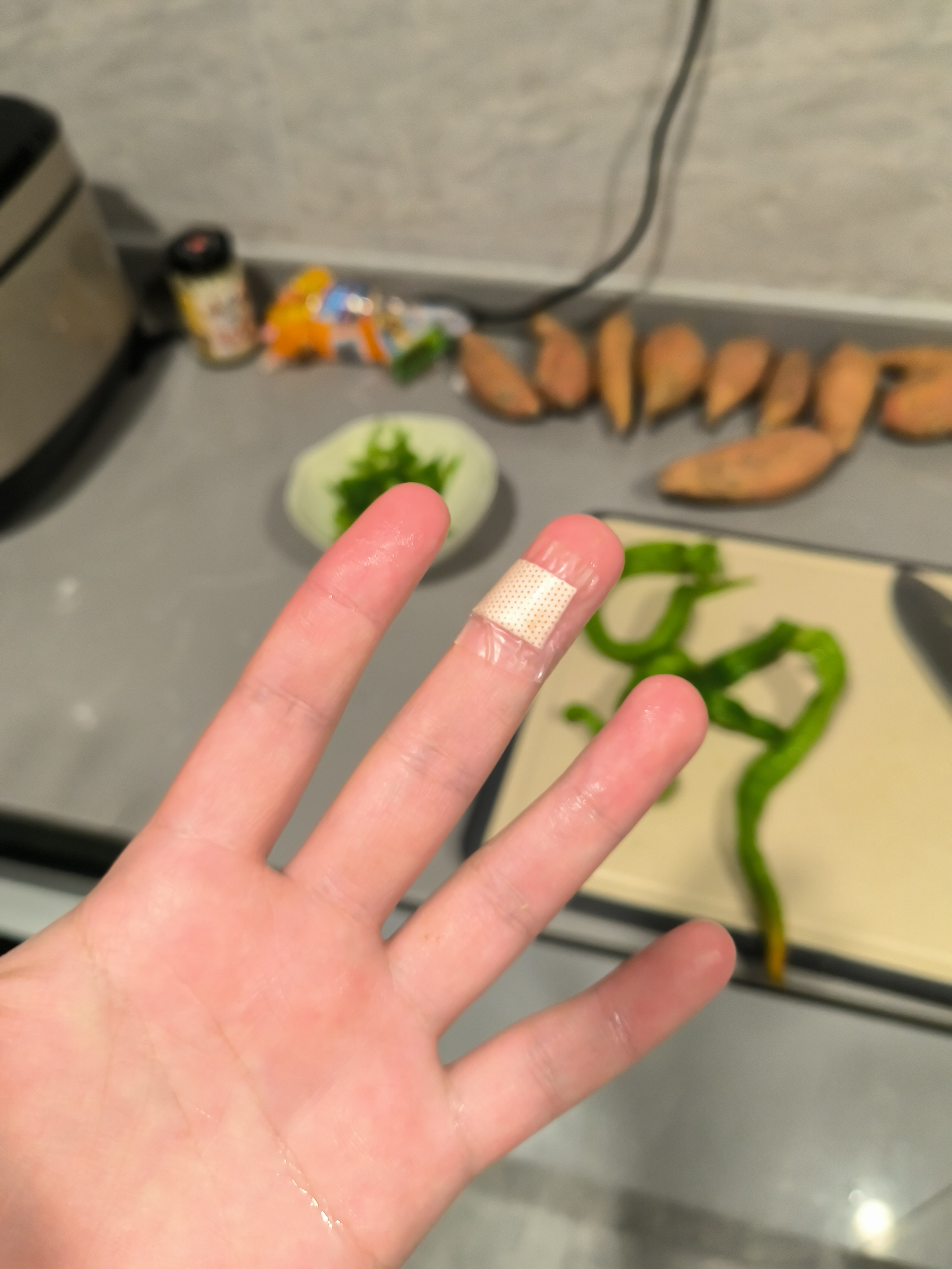 别问，问就是因为想了不好的事情。刚开始切菜就把手指给拉了一刀。[爱你]果真速报日