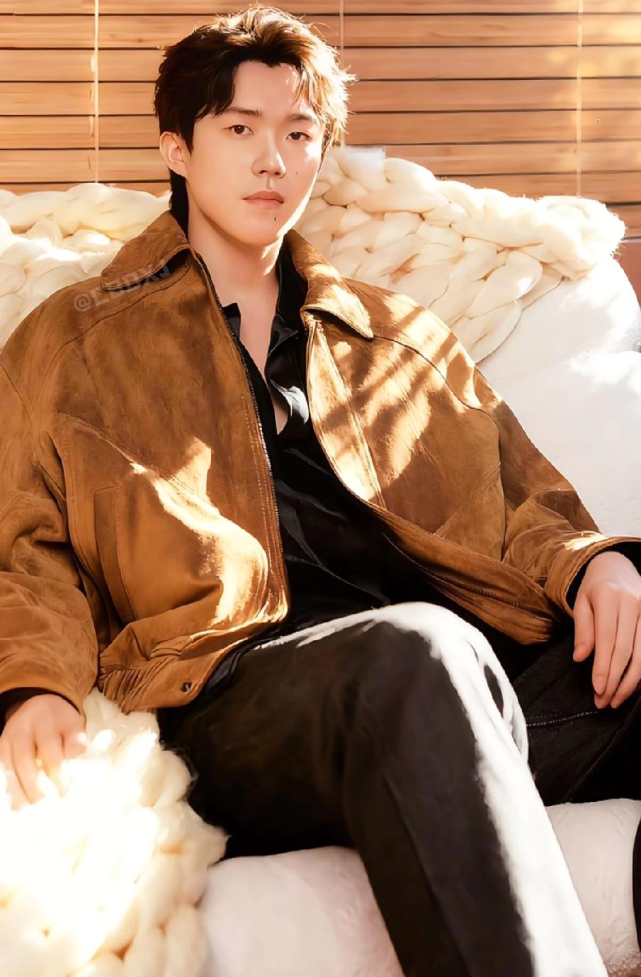 被王楚钦这组氛围感大片狠狠拿捏了！焦糖色外套搭配慵懒的坐姿，帅得有点不讲理了，谁