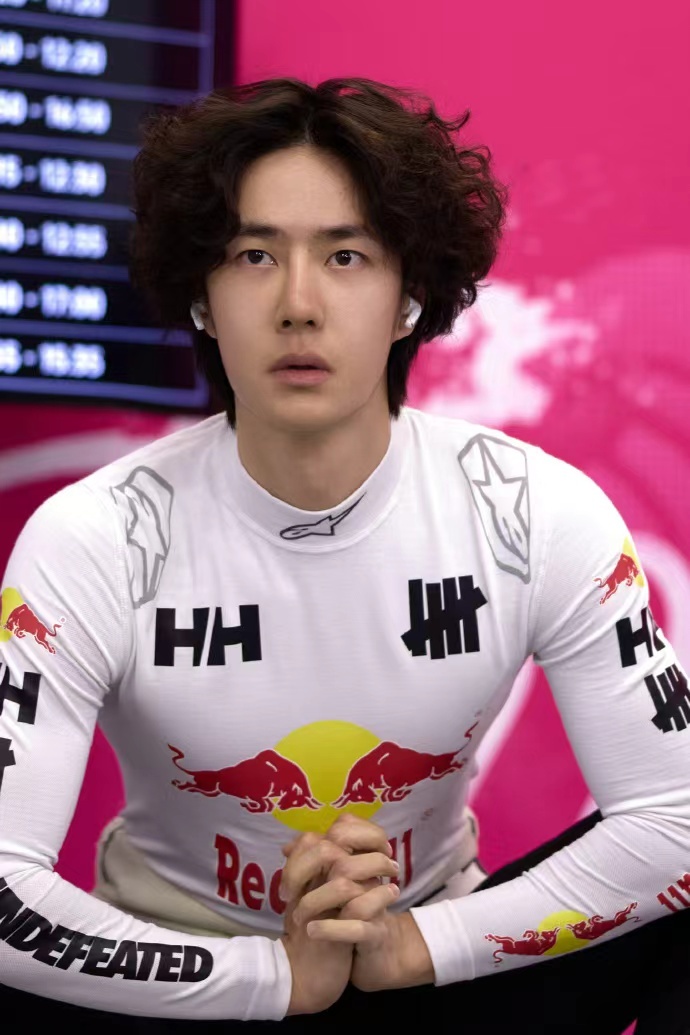 王一博万物渐静赛道滚烫王一博比赛日85号准备就绪  王一博比赛日85号准备就绪，