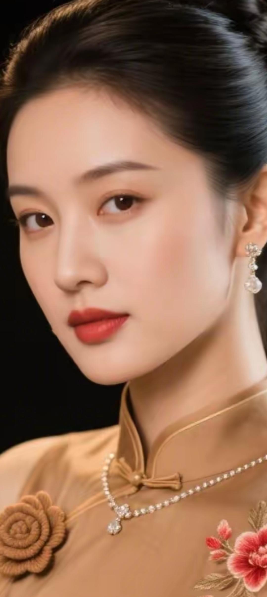 优雅东方美，精致妆容与传统服饰的完美结合。