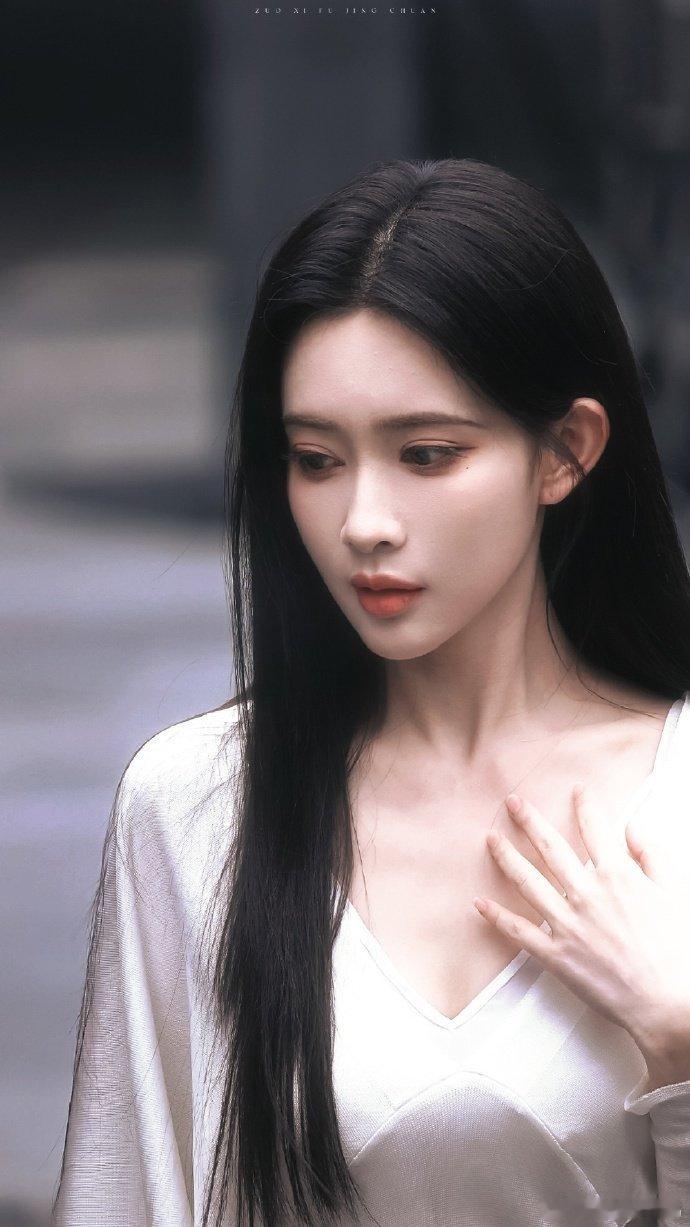 孟子义线下美成这样了 没有滤镜的线下直出依旧颜值爆表，孟子义黑系穿搭搭配可爱的蝴