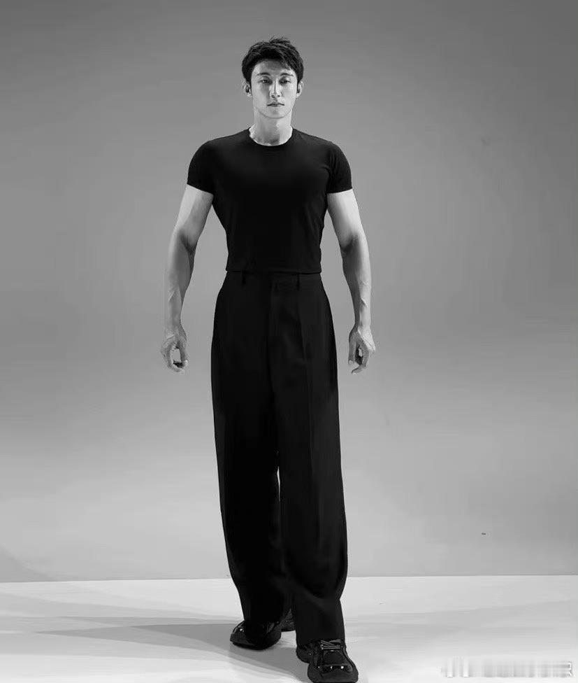 黄景瑜是不是胳膊合不上[允悲][允悲] ​​​