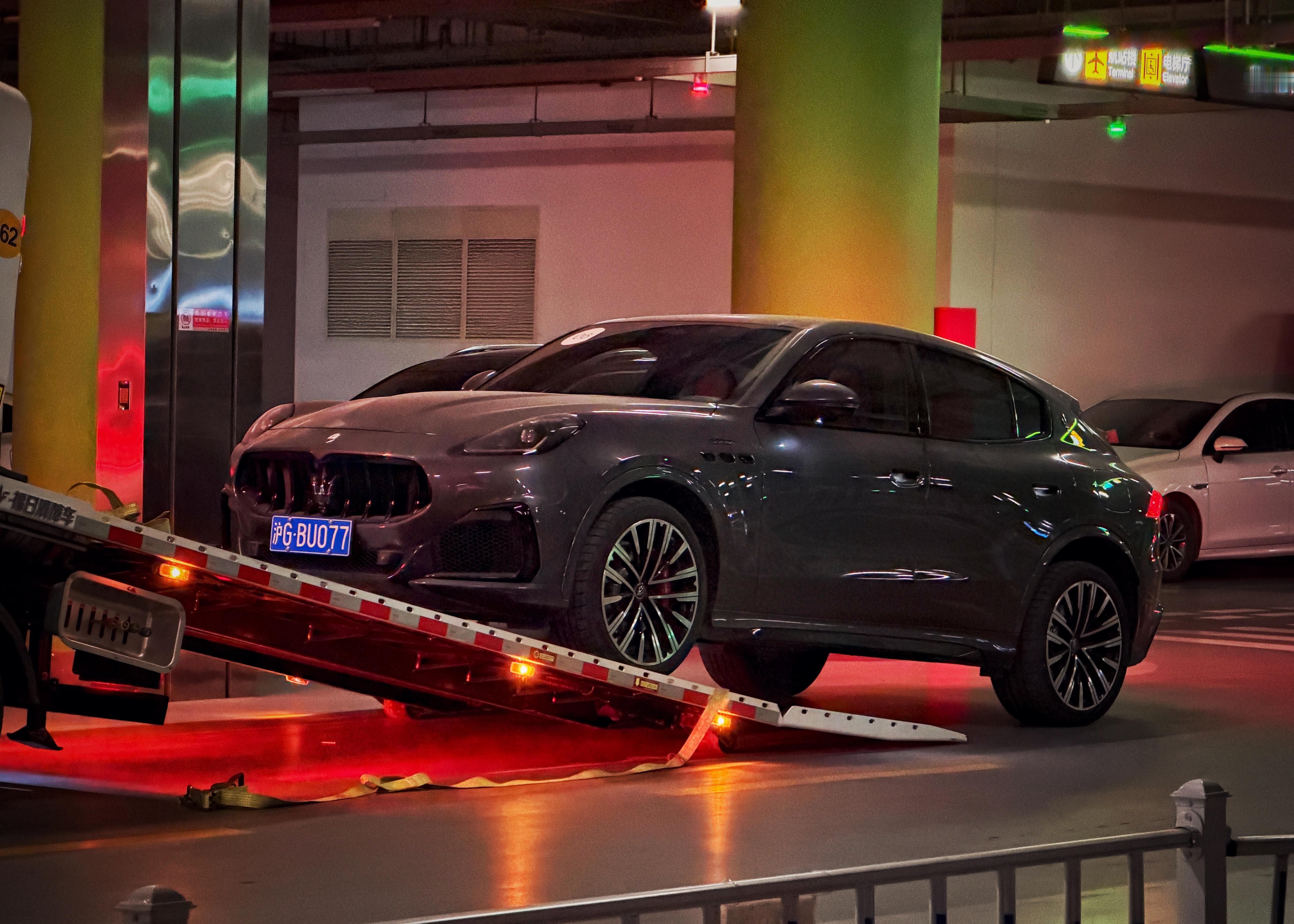 又要天津V1赛道出差，这次的座驾十分乖巧，530匹马力Italiano SUV 