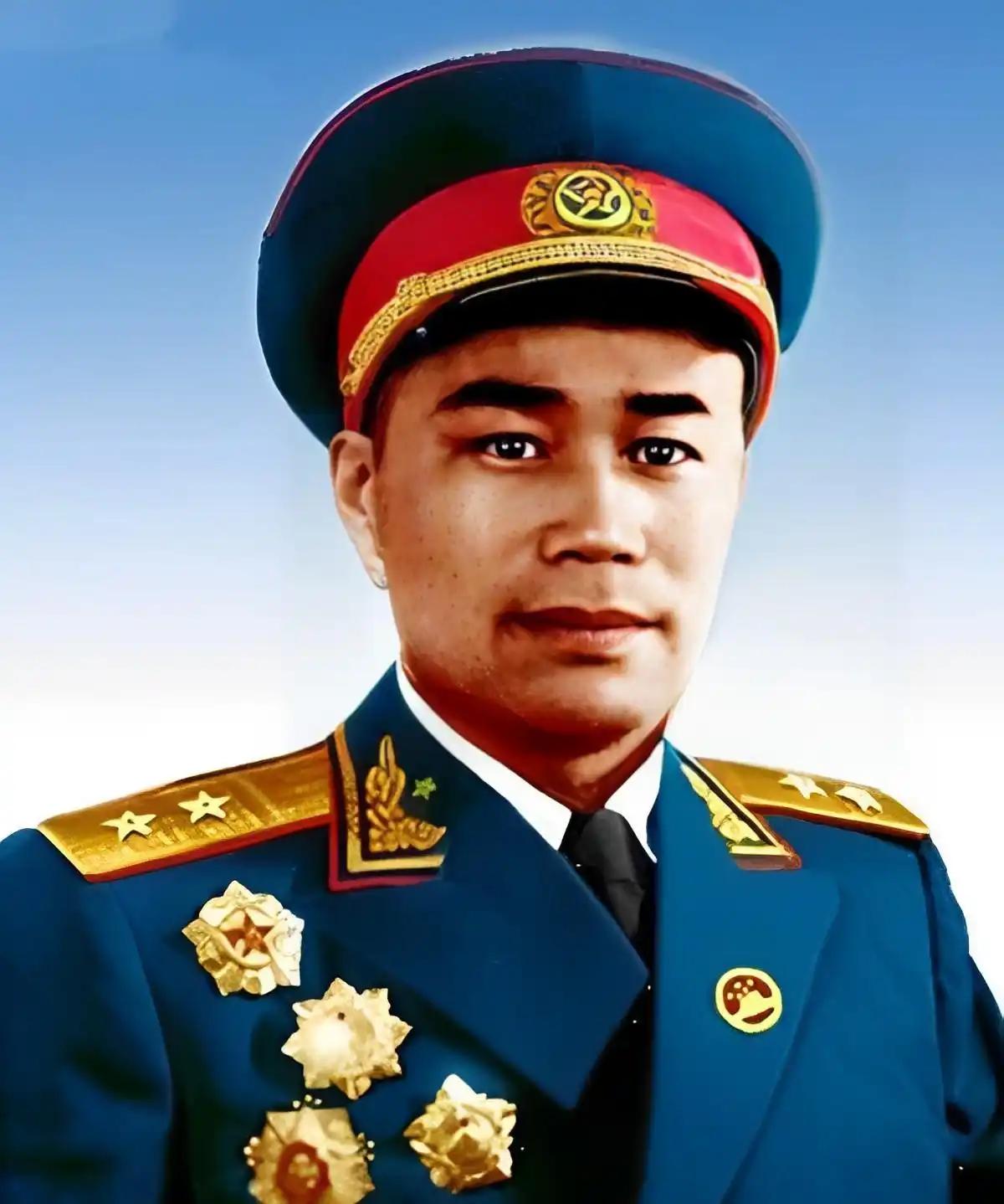 行军路上环境艰苦，药品十分紧缺。王近山和警卫员都发起高烧，警卫员拿来仅有的退烧药