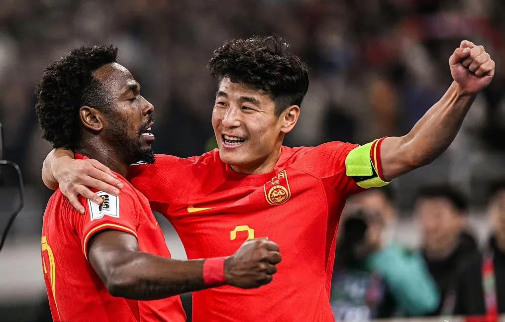 国足4-1胜新加坡！
这个比分才是正常比分，继续加油！