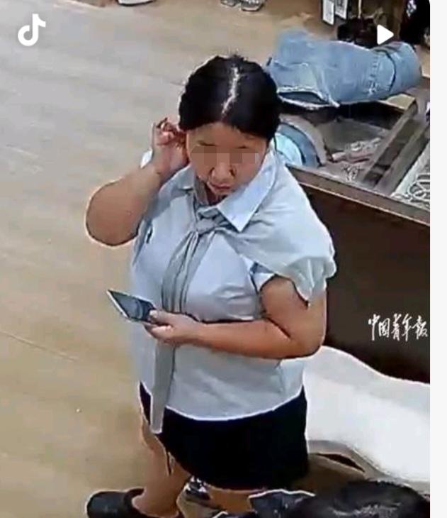 被几张纸巾、一瓶矿泉水感动，女子下单9件服装离开服装店。
事发8月10日，江西抚