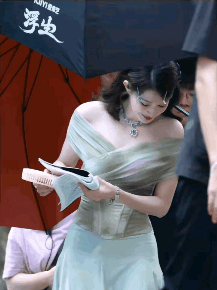 挡好一点儿，别让人家晒黑了