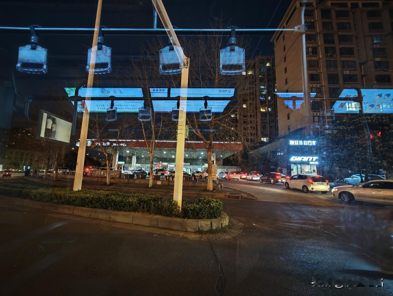 明天晚上12点才涨价，提前一天加油站都排队了。预计涨价1块6，涨完之后92的都9