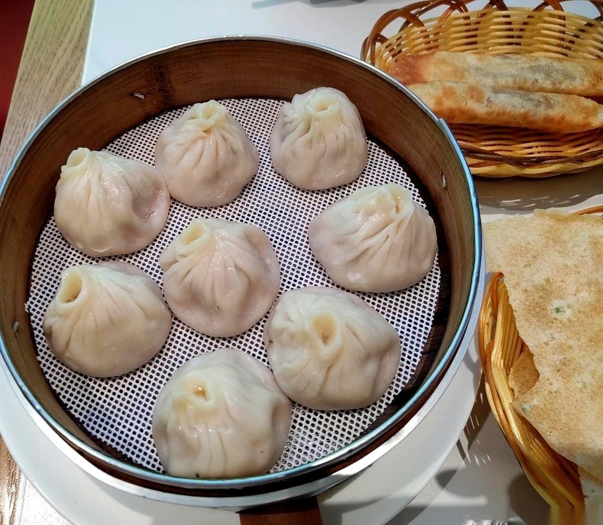 中午我在家烧饭，手一滑把蒸锅的钢化玻璃盖子摔成了碎小块。
原本只穿个小裤衩躺在沙