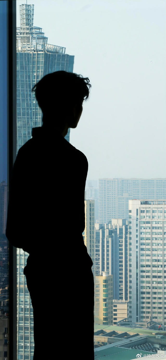 张凌赫  张凌赫壁纸｜氛围感帅哥直接杀疯💥张凌赫｜ 