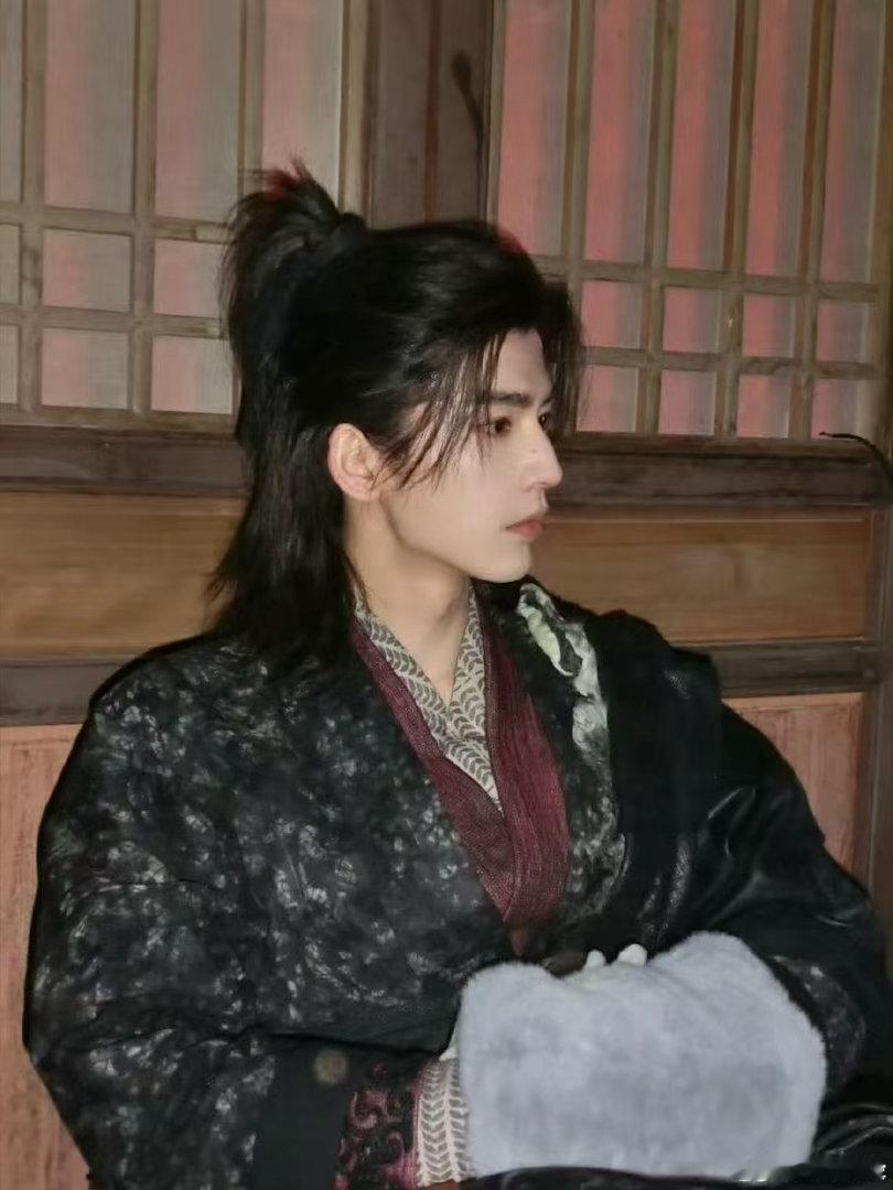 张凌赫烟绫贵公子 张凌赫把东方禁欲贵气焊在身上！烟绫般朦胧质感穿搭，冷调颜值+挺
