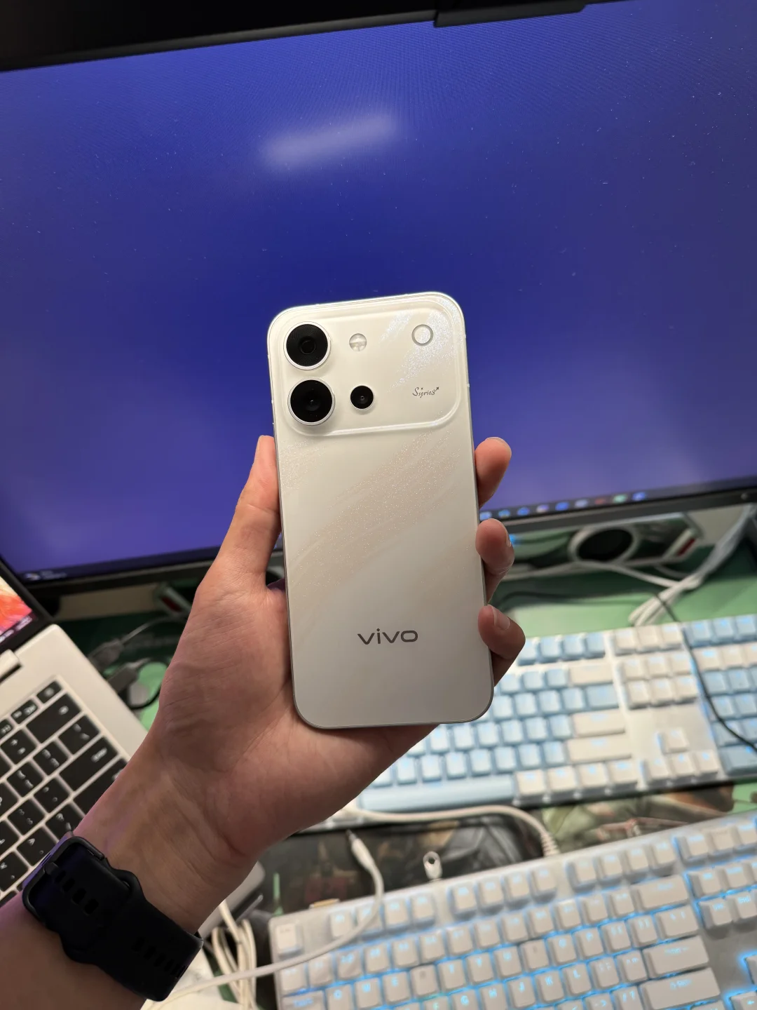 vivoS60作为主打大学生和准大学生的年轻机型，从这个角度看，大学生...