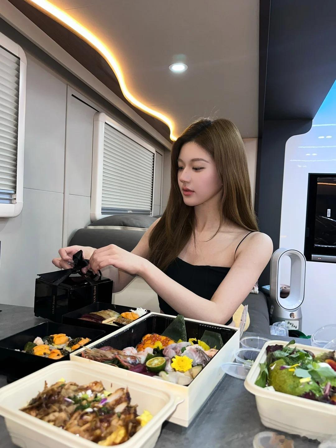 # 赵露思晒饭 ## 赵露思房车随拍# 赵露思的美食分享，如同阳光般照亮了我们的