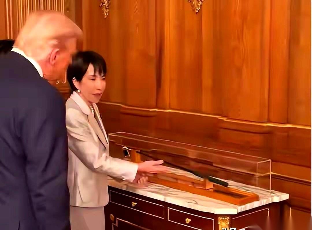 这趟亚洲之行，真有点玄乎。
前脚刚接过一把故人的球杆，来自安倍的遗物，由他夫人亲