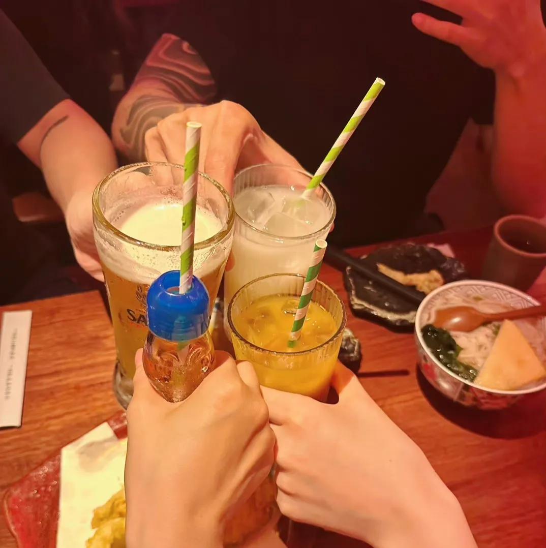 东方甄选YoYo在社交媒体平台发文：四个发小，一个检察官，一个纹身师，两个北漂，