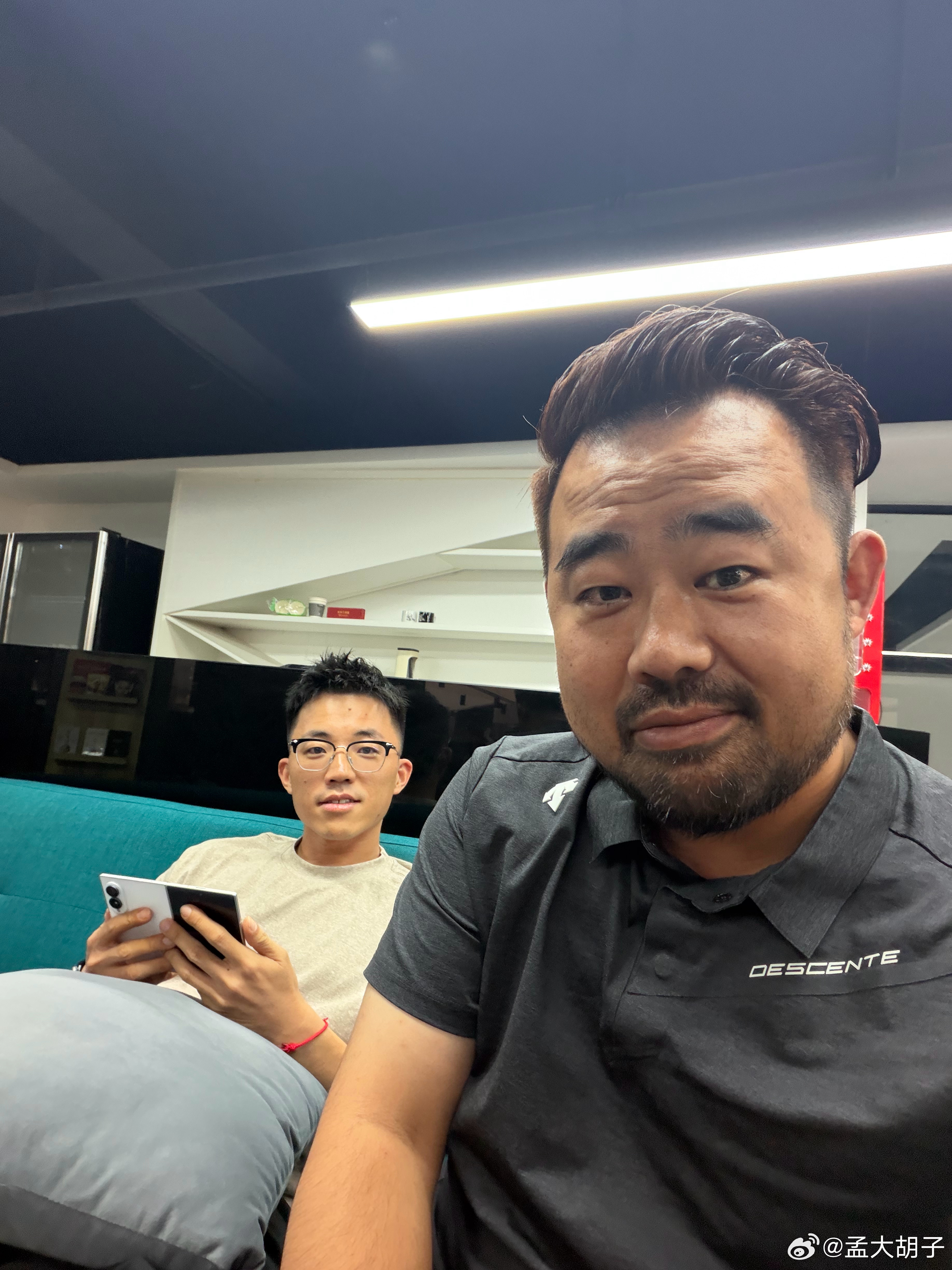 一个瘦了一个黑了，一个变老了一个变嫩了