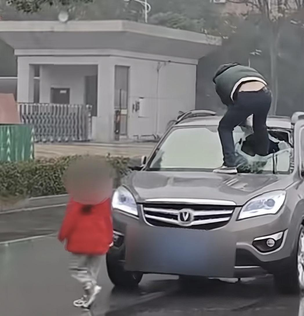 #网传轿车溅水致拦车打砸实为家庭矛盾#【大冶一男子拦停轿车打砸！警方称系因家庭纠