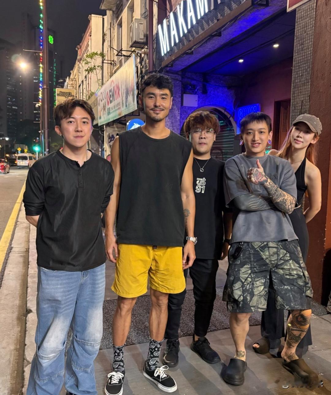 44岁阮经天在马来西亚逛夜市被偶遇，他的穿衣打扮时尚有型，身材又高又瘦，外表完全