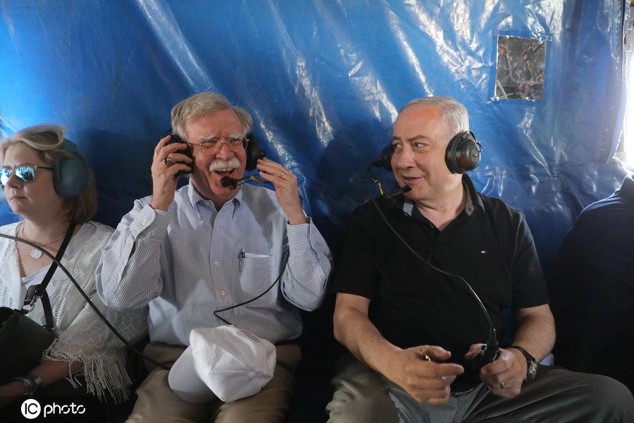 内塔尼亚胡放松片刻，他戴着耳机笑眯眯，娱乐这样的事情谁不喜欢呢？