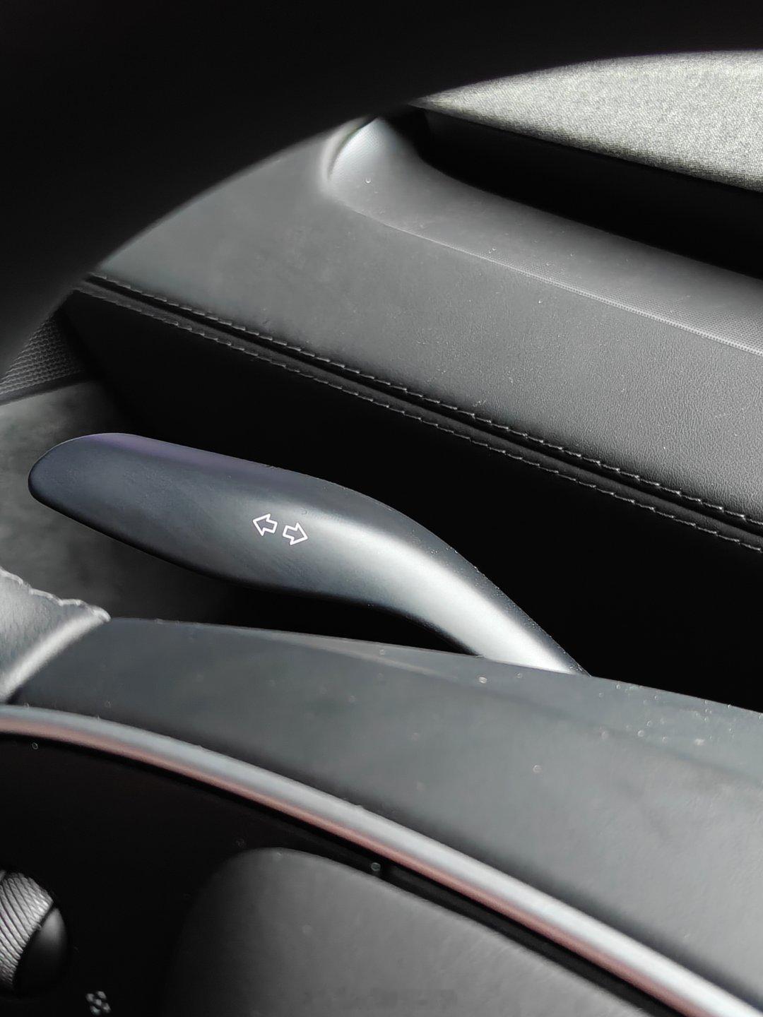 我觉得特斯拉还是有「转向灯拨杆」比较好使…触屏换挡我倒是已经完全习惯了，调头的时