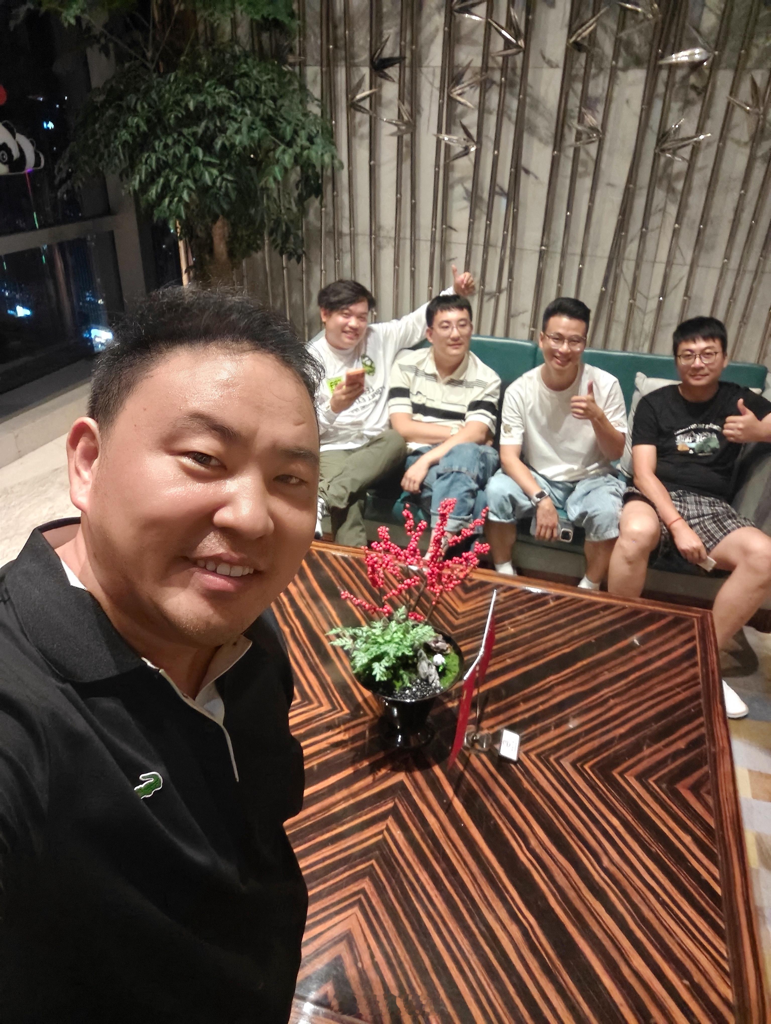 凌晨回到酒店，空荡的大堂里有四个身影仔细一看，怎么有点面熟？合着在这当侦探呐🕵