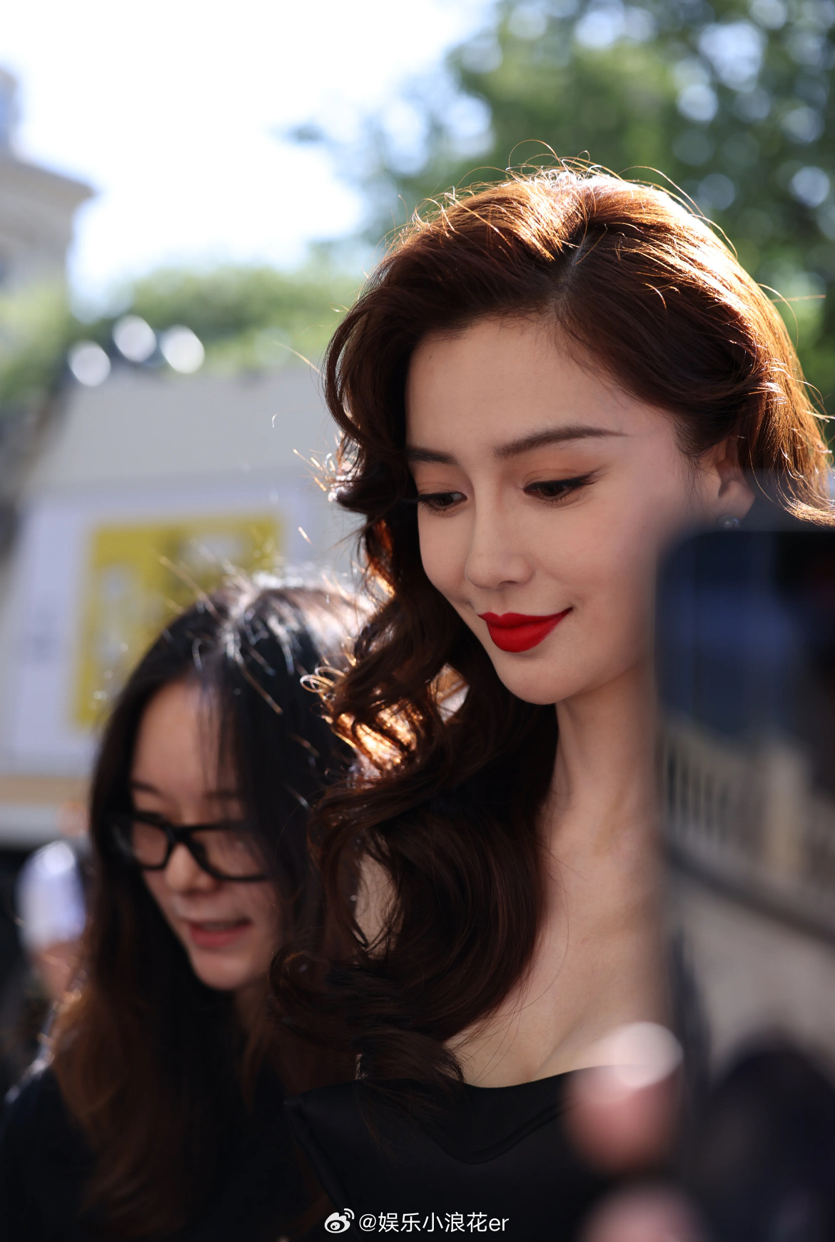 angelababy烈焰红唇 今天出席巴黎时装周的angelababy，烈焰红唇