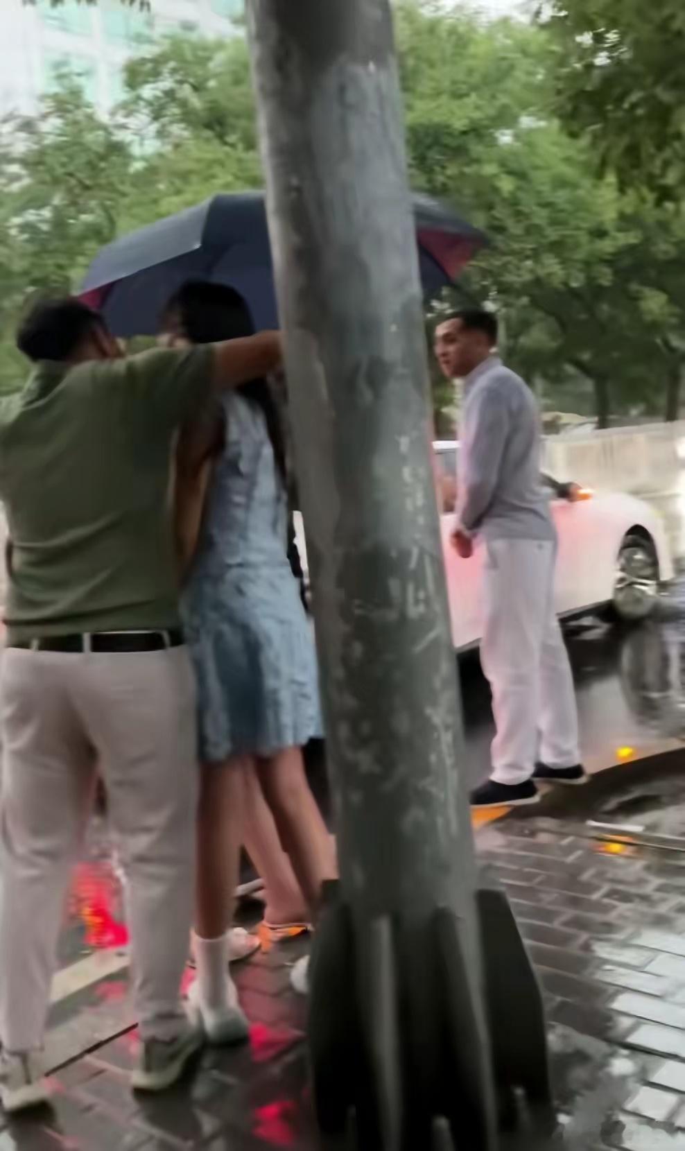你们发现没？就是外国人和中国女孩谈个恋爱是没有任何难度的，这就好比你去公共厕所十