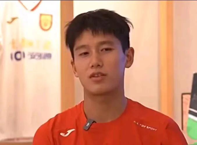 U23国足球员向余望透露了此前在预选赛里表现不佳的原因。
在央视记者的采访下，这