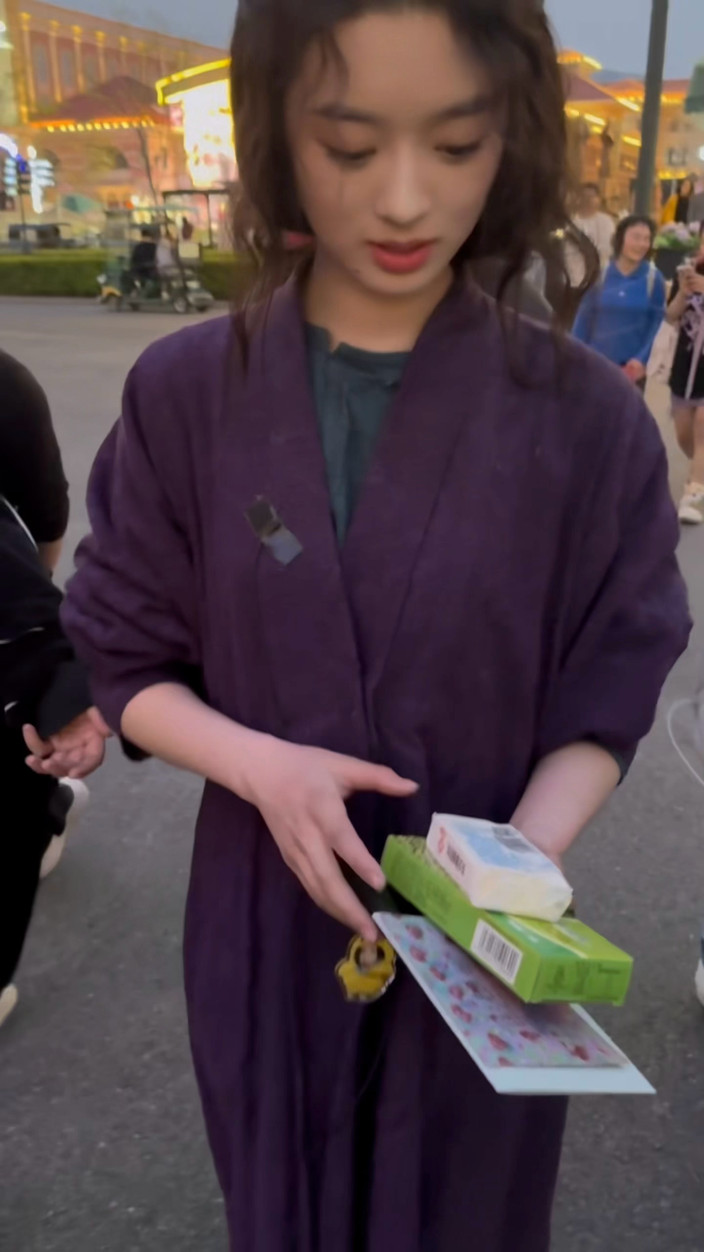 我们在黄杨面前就这样….