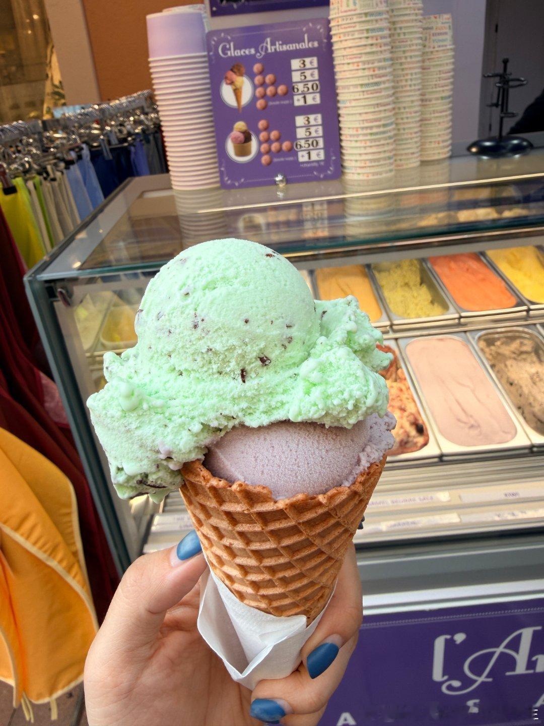 好的那我正式说一下我非常喜欢薰衣草gelato这次在南法每天都去不同的店吃 每天