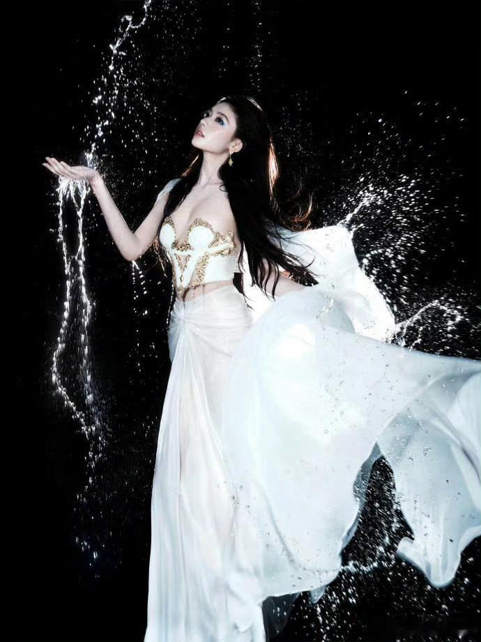 林允湿发半裸造型林允这组湿发图真的鲨疯了！第一眼看以为半裸，结果是高级抹胸裙，配