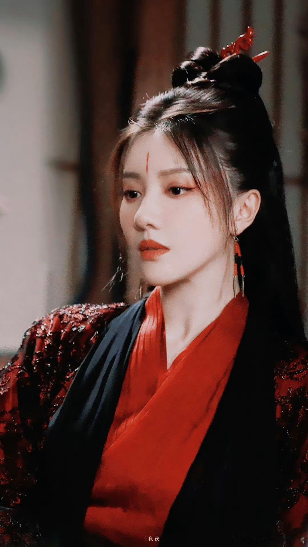 王鹤润妆造 王鹤润精致颜值搭配满分营业状态， 妆容清爽耐看，氛围感直接拉满！追剧