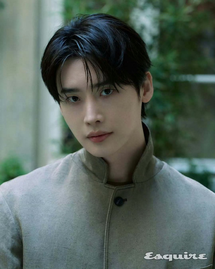 李钟硕 Esquire Korea 四月电子刊封面人物，时尚灵感解读封面大赏